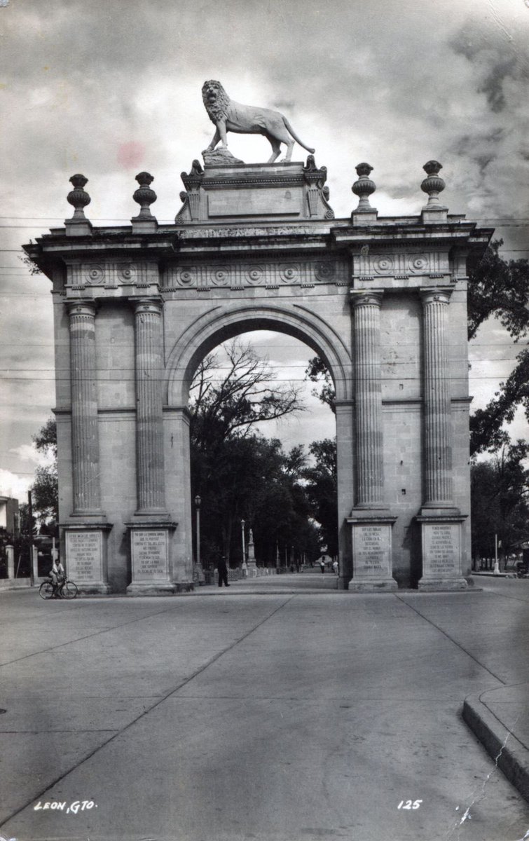 BonitoLeonGto's tweet photo. El León del Arco de la Calzada no siempre estuvo ahí.

El Arco de la Calzada es el umbral de León. Está tan presente en la memoria de la ciudad que los leoneses lo dan por eterno, como si hubiera nacido junto con ella. Pero en la cima de esa estructura de cantera, el león de bronce que hoy la representa guarda una historia que casi nadie se ha detenido a buscar.

Postales antiguas revelan algo desconcertante: hubo un tiempo en que el Arco no tenía ninguna figura en lo alto. Solo tres estrellas decorativas remataban la estructura. El símbolo más reconocible de León estaba ausente precisamente del monumento que lleva su nombre.

El primer león llegó en 1942, y su origen no pudo ser más leonés. No fue el encargo de un gobierno ni la obra de un escultor de renombre. Lo talló en mampostería un maestro albañil, Daniel Herrera Jiménez, con las manos y las herramientas del oficio más antiguo de la construcción. El industrial Francisco Lozornio lo donó a la ciudad. Era una figura ruda, de material humilde, pero fue el primer gesto concreto de identidad sobre el Arco.

Dieciséis años el torero Antonio Velázquez, leonés de nacimiento y figura del ruedo mexicano, impulsó la iniciativa para sustituir aquella primera escultura por una nueva. La figura fue colocada en 1958 y permaneció durante décadas como el rostro de la ciudad sobre la Calzada.

El león que hoy corona el Arco es de bronce. Lo esculpió Humberto Peraza y su financiamiento fue, en sí mismo, un acto ciudadano: recursos públicos y privados confluyeron para que la ciudad tuviera el símbolo que merecía. La lista de quienes contribuyeron con su nombre y su dinero duerme en los archivos del municipio, a la espera de que alguien la rescate del olvido.

Un albañil, un industrial, un torero y una ciudad entera construyeron durante décadas la figura que hoy asumimos como si siempre hubiera estado ahí. Porque las ciudades no nacen con sus símbolos: los van construyendo, pieza por pieza, con las manos de su gente.

Información e imágenes Repositorio León en Digital