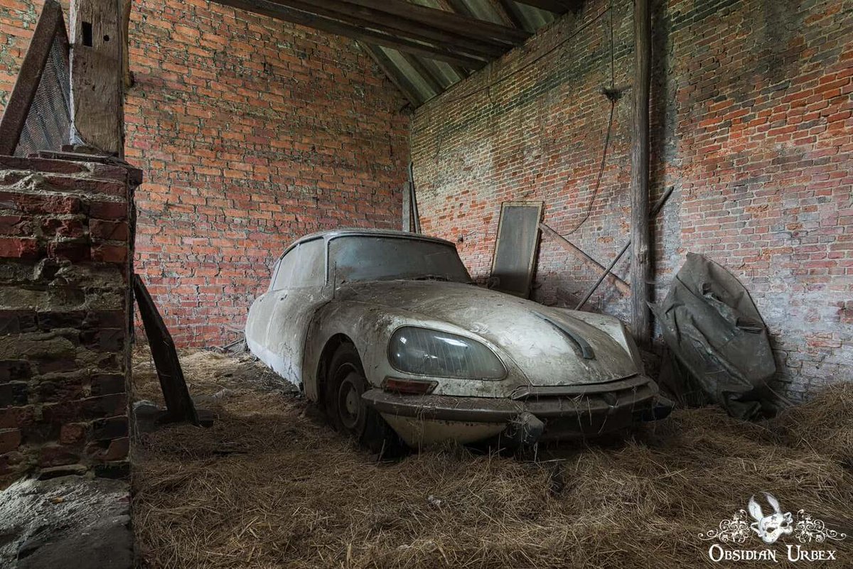 ObsidianUrbex's tweet image. I 🩵 old Citroën! Highlights from my collection of abandoned Citroën cars. See design from 1920s carriage-like motors to 1970s aerodynamics to 80s/90s boxy bodies. My favourite: DS-21 Pallas. Dream car!

#Citroen #BarnFind #ClassicCars