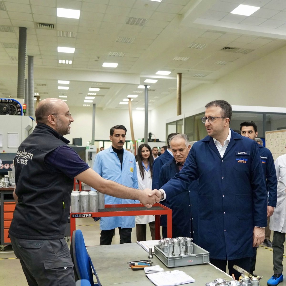 ASELSAN Genel Müdürü Ahmet Akyol:

Silah sistemlerimizin keskin gözleri olan termal kameralarımız Sivas’ta üretiliyor🫡🇹🇷

Bugün hassas optik teknolojilerimizin Anadolu’daki kalesi ASELSAN Sivas’ta, Ar-Ge çalışmalarımızla birlikte üretim artışına yönelik yeni yatırımlarımızı ele