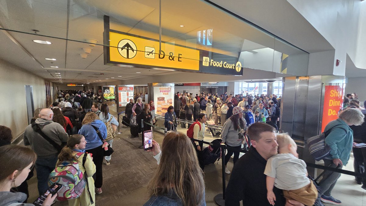Brentless's tweet photo. #bwi hope you all don't think getting inside means anything, the hidden queues are heartbreaking

Pathetic job by #Baltimore

100% missing my flight and been here 5 hours...

#bwiairport https://t.co/32nuNr1gK3