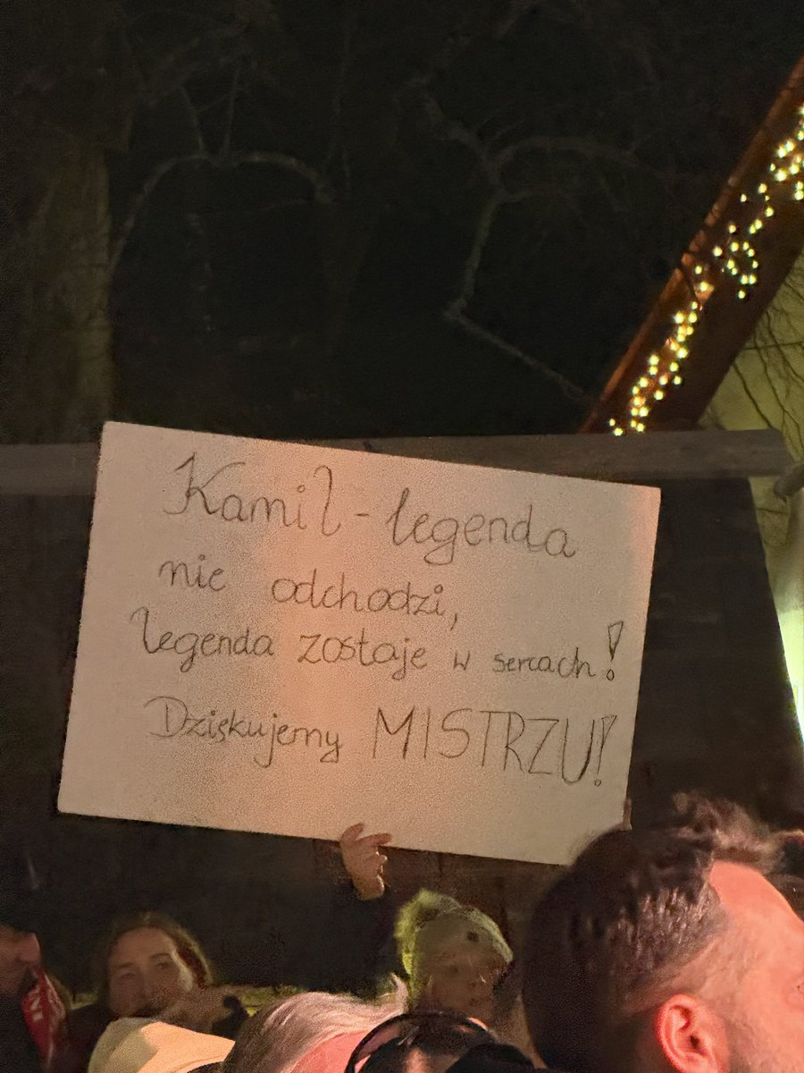 kapustka14's tweet photo. W centrum Kranjskiej tłum Polaków. Oj taki obrazki łapią za serce #skijumpingfamily https://t.co/zK4H6Vrcv5
