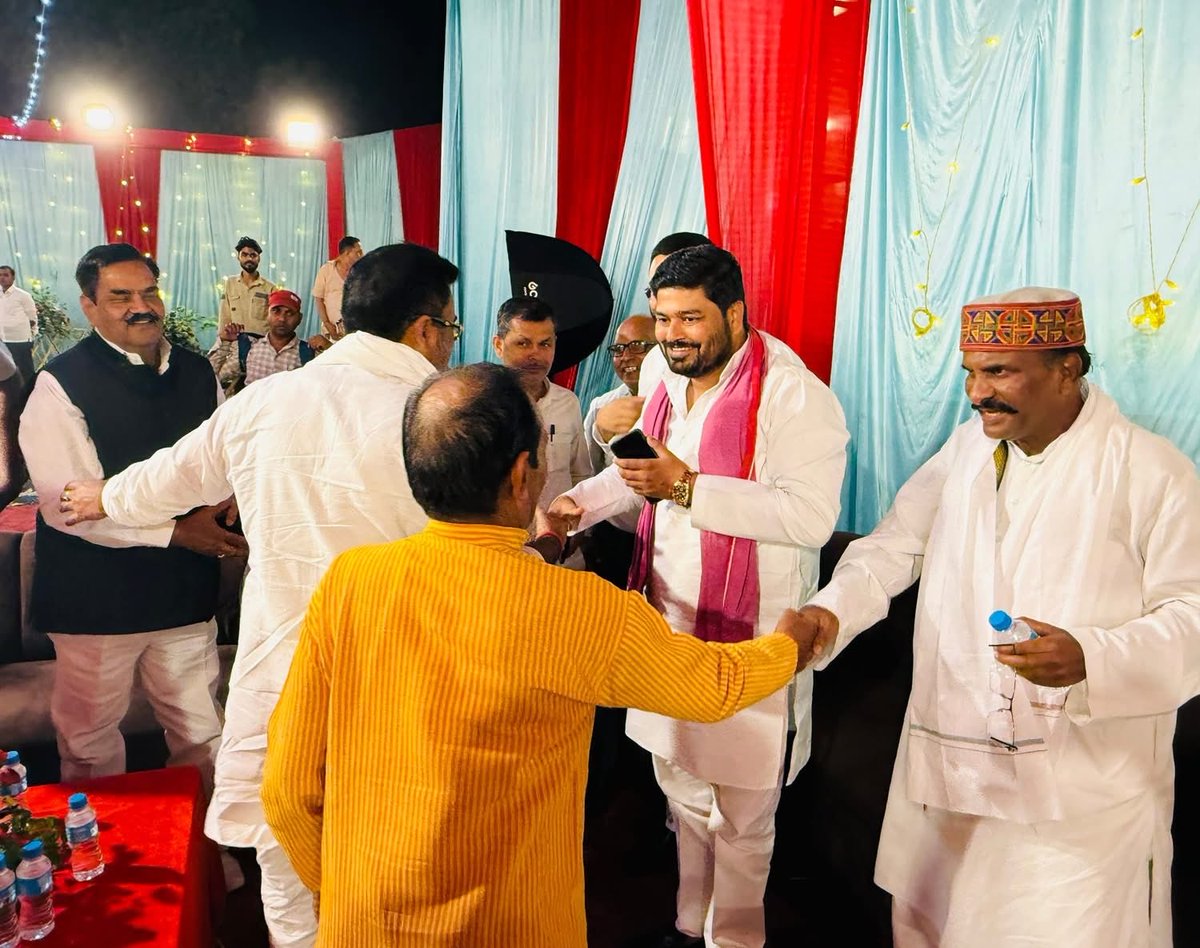 ShabbirMLAbrh's tweet photo. आज समाजवादी पार्टी के नेता एवं पूर्व विधायक महसी, श्री कृष्ण कुमार ओझा जी के सुपौत्र के मुंडन संस्कार के अवसर पर उपस्थित हो कर आशीर्वाद दिया।

@yadavakhilesh 
@samajwadiparty 
@proframgopalya1 
@shivpalsinghyad 
@dimpleyadav 
@MPDharmendraYdv https://t.co/lyliHRYOix