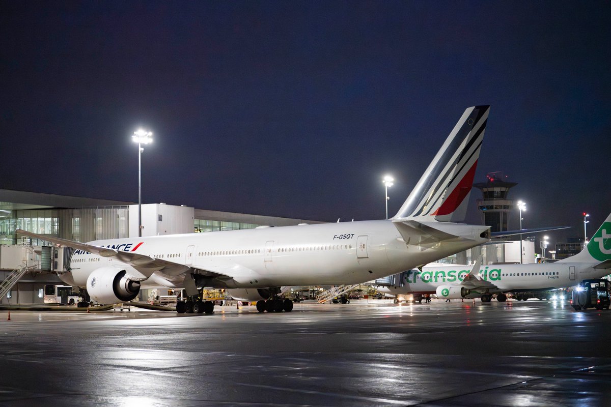 Sans oublier les 777-200/300 qui déservaient RUN, FDF et PTP, ces vols sont désormais transférés à CDG.
On pourra toutefois encore observer quelques 777 lorsque certains iront chez AFI pour maintenance/checks 🛠️