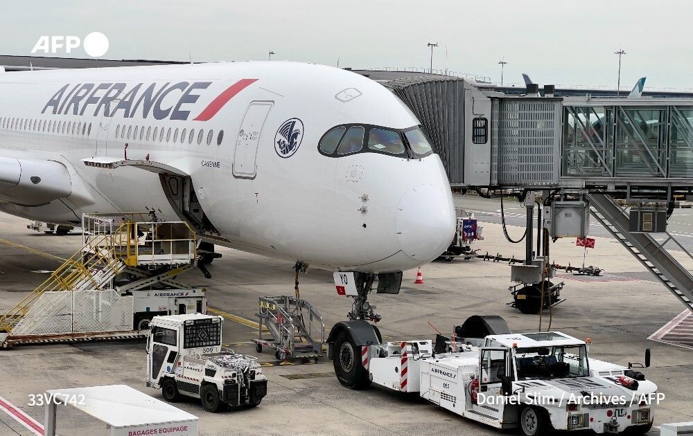 afpfr's tweet image. 🇫🇷 🛩️ Air France quitte samedi l'aéroport parisien d'Orly pour se recentrer sur celui de Roissy Paris-Charles de Gaulle qui poursuivra les liaisons vers Nice, Toulouse et Marseille. 
➡️ u.afp.com/Sbpq