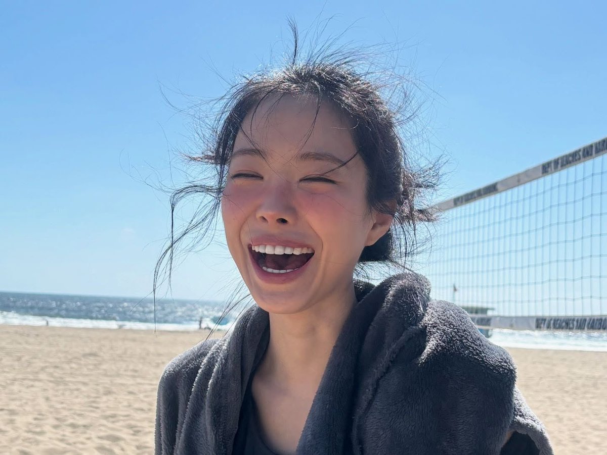 naeun, 손 tweet media