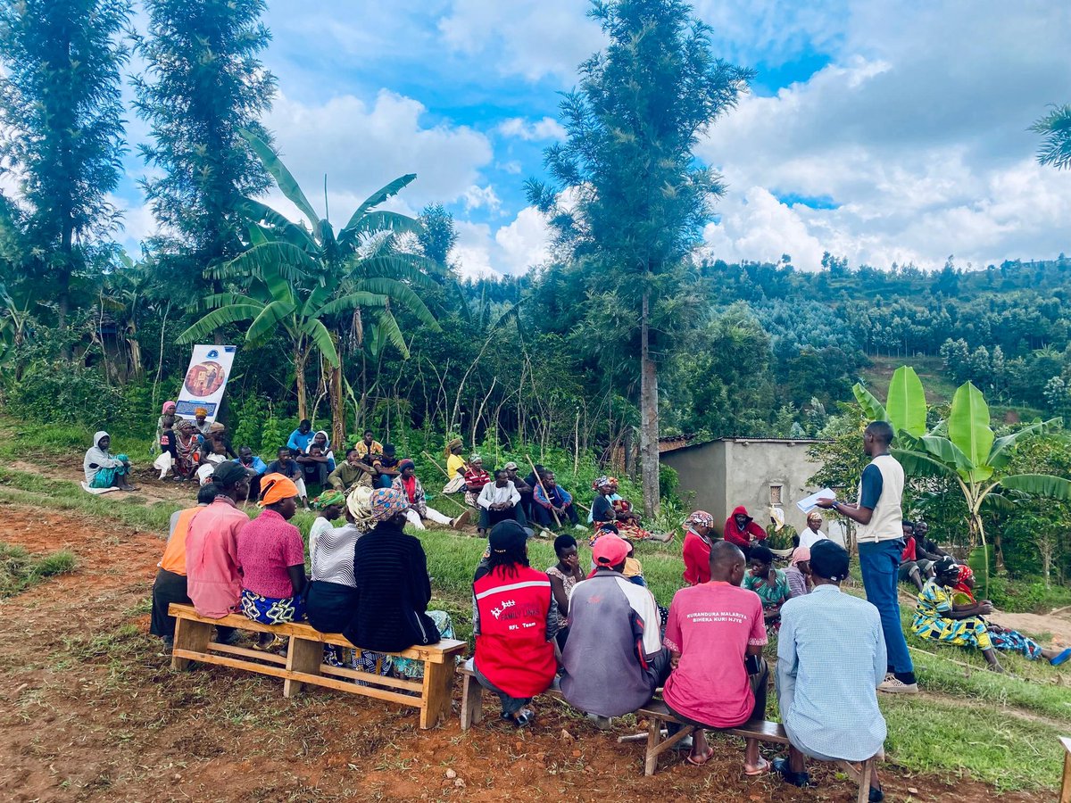 TumenyeAmategek's tweet image. Today, the #TumenyeAmategekoYacu Initiative joined residents of Gasharu Village, Gitega Cell ,Cyanika Sector in @Nyamagabe  during Umuganda community work was carried out to clean houses under construction as part of the Human Security Issues program.
#RwOT 
#RWOX 
1/3