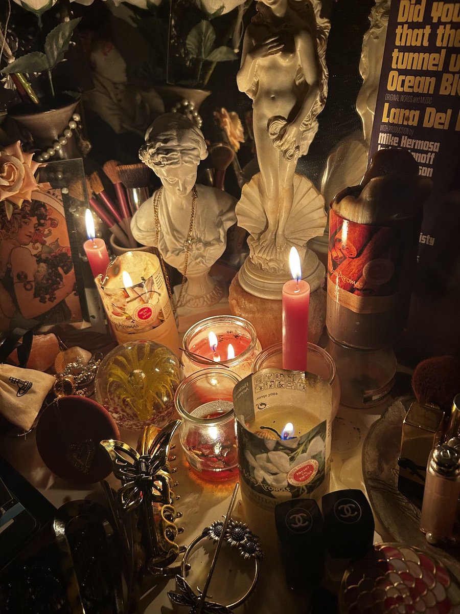 angie 𓋹 tweet media