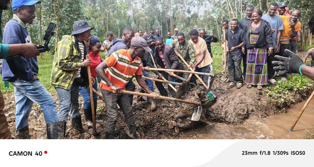 IhumureYCO20's tweet photo. Today in @Busogosector @MusanzeDistrict @IhumureYCO20  Executive Director joined local leaders and residents for community work,cleaning drainage channels and water retention areas. Afterwards, residents were briefed on key government programs. 
@JosephRyarasa https://t.co/GnhW09NdVT