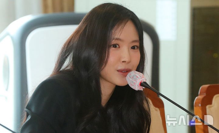 naeun, 손 tweet media
