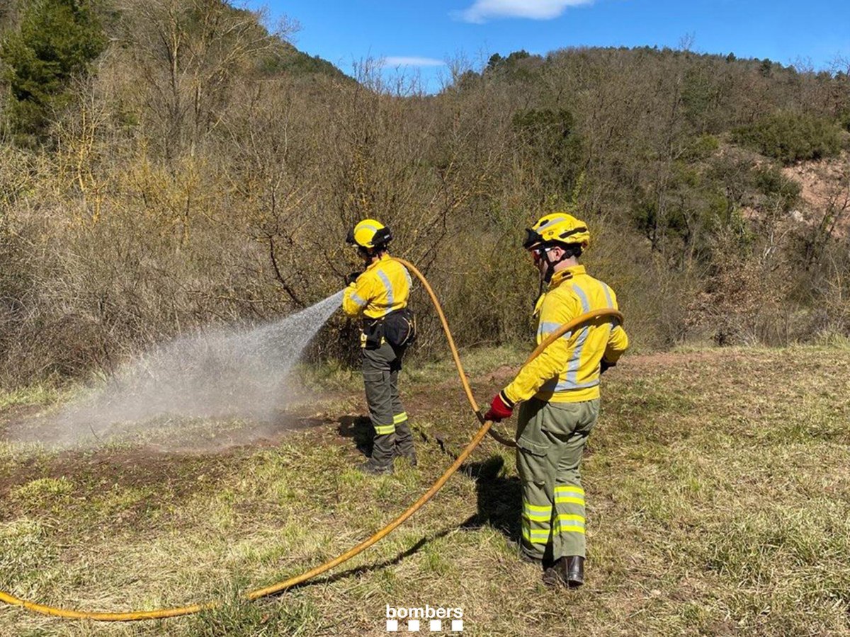 bomberscat's tweet image. Avui, a la #RECentre, hem continuat amb les pràctiques conjuntes amb #ADF de la zona als Parcs de Moià, Solsona i Manresa. Hem treballat una primera part teòrica i després hem fet una part pràctica de foc forestal i de rostoll amb el vehicle en moviment

#bomberscat