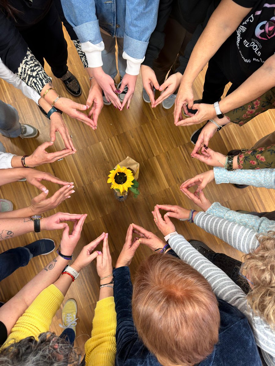 KandyFormadora's tweet photo. ❤️El millor  d’aquests quatre anys de camí amb l’Associació Els Dols, sens dubte, són  les persones meravelloses que he tingut la sort de conèixer i que  m’ensenyen cada dia.

GRÀCIES DE TOT COR

#resiliencia #Salut #dol #perdua #viatgedeldol #creativitat #femquatreanys https://t.co/AAkrvEduAv