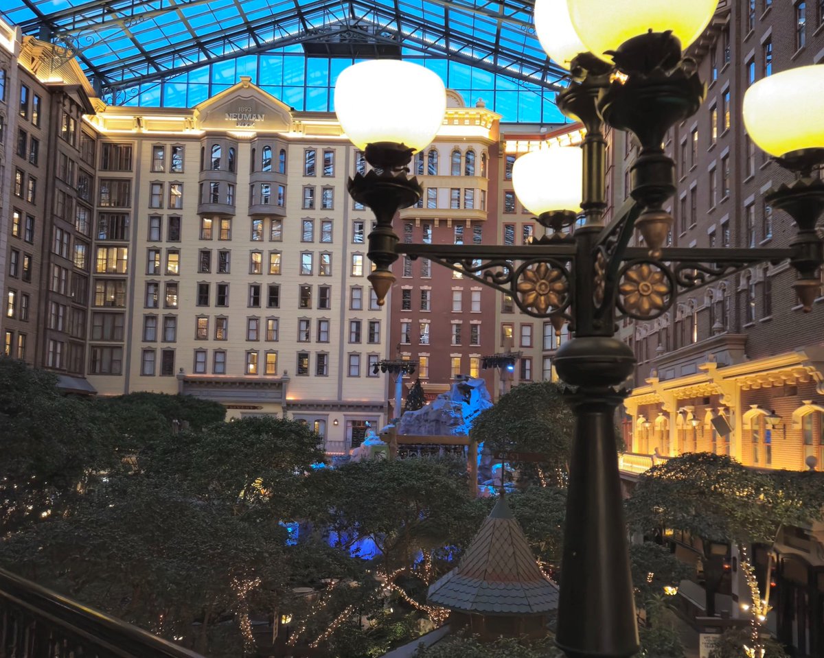 Sam's Town Las Vegas tweet media