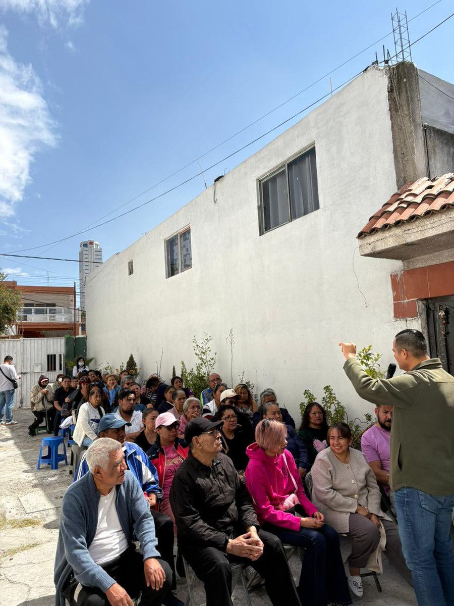 RicardoChavero's tweet photo. Desde muy temprano salimos a territorio en la zona poniente de Puebla capital.

Escuchamos de frente, atendimos inquietudes y sumamos esfuerzos con distintos liderazgos.

Porque gobernar es estar, escuchar y dar resultados. 👊🏼 https://t.co/bvRtT6h10n