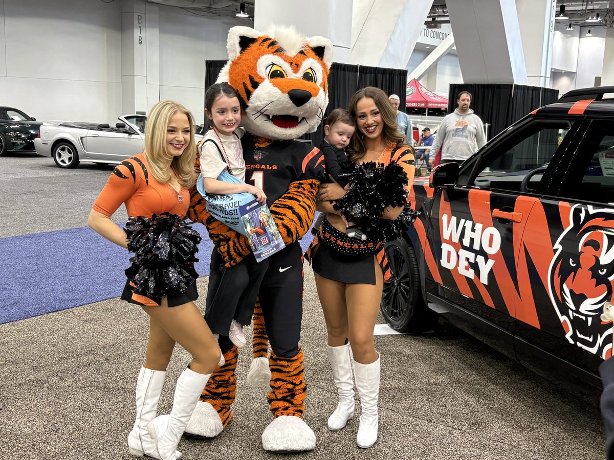 CincyAutoExpo's tweet photo. Thanks to @Hyundai for bringing our guests the chance to meet @Bengals mascot WHO DEY and BEN-GALS Jensen and Anna! #CincyAutoExpo #WhoDey #Bengals https://t.co/k7sDPhkqAN