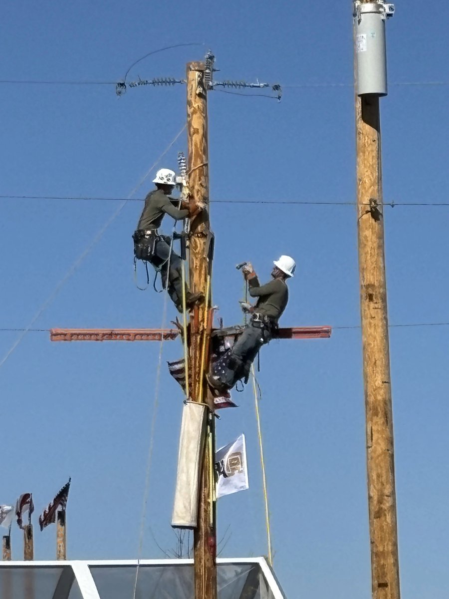 NewsfromJEA's tweet photo. Lineworker competitions highlight the skill, safety, and teamwork essential to powering our community. These events allow crews to strengthen their expertise, skills that they utilize daily to serve Northeast Florida. ⚡
#LineLife #FLPublicPower #PublicPower https://t.co/u3Tia82rbc