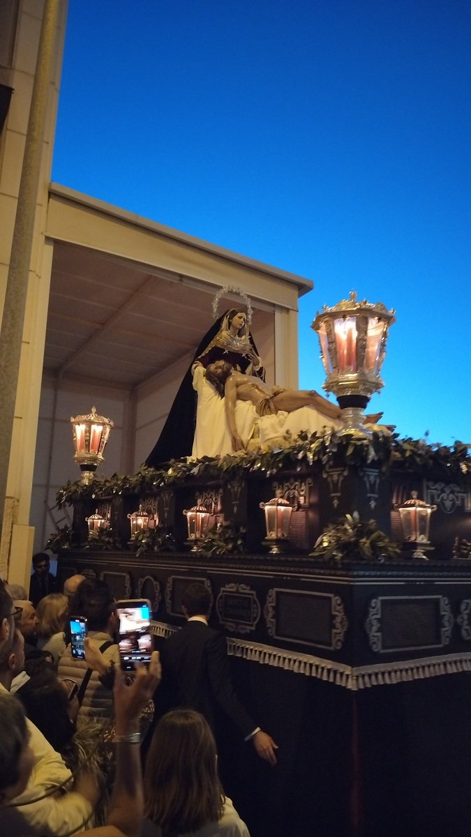 Ya está el paso de Ntros. Sagrados Titulares en la calle...