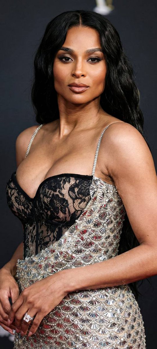 Janani_outfits's tweet photo. See the Ciara Princess Harris Shape 🥵

#CiaraPrincessHarris #ciara #facecard #bodycard #actress #trending #viral https://t.co/Y0Nqvy754z