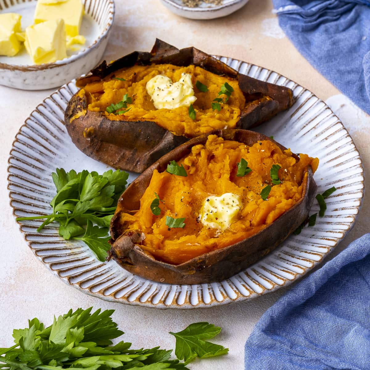 easypeasyfoodie's tweet image. Baked sweet potatoes are super easy to make and taste even more delicious than regular baked potatoes. Perfect for busy days, when you need an easy AND healthy side dish everyone will love!

GET THE RECIPE &amp;gt;&amp;gt;&amp;gt; bit.ly/3RvnaNB

#sweetpotatoes #easypeasyfoodie