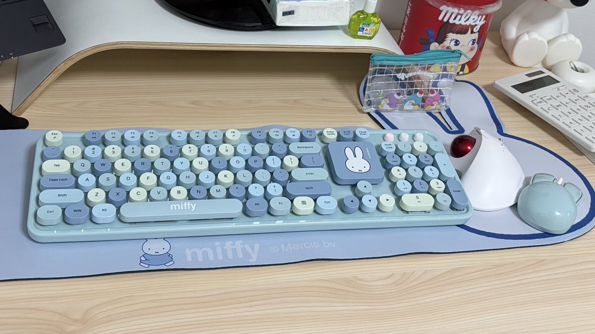 gomashio_217's tweet photo. クソデカミッフィーキーがあるキーボード。
ミッフィーキーの正体はendキーでした😊
あんまり使わない🤣🤣
マウスもセットで付いてきたけど、写真と全然違うやつが届いた😂
けどこっちの方がうさぎで可愛い🫶
ぼくちんに見つかった瞬間、すーぐとられていったけどね😇
使ってないからいいけども！！🥹 https://t.co/hOOMsUmk0E