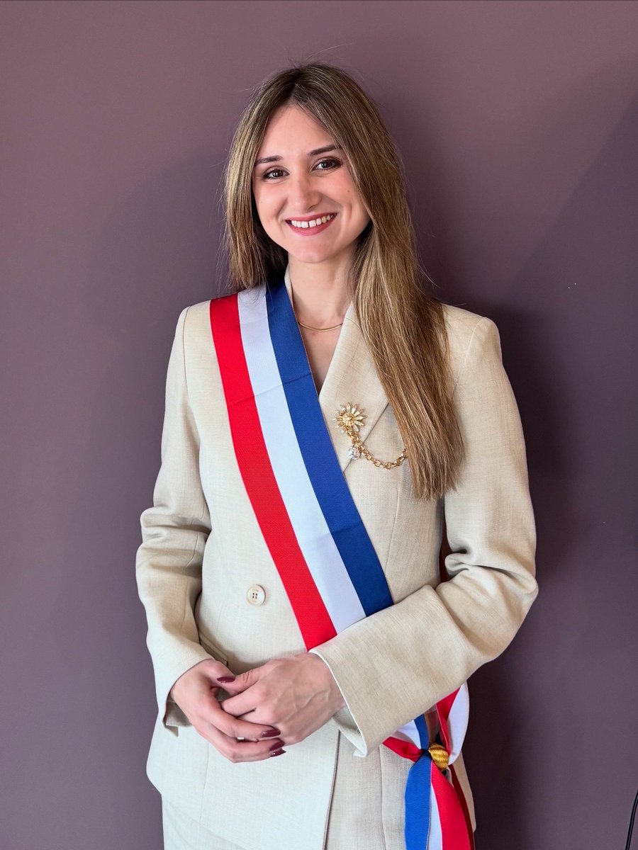 🇫🇷 OFFICIELLEMENT MADAME LE MAIRE 

Quelle fierté, quel honneur de porter l’écharpe tricolore qui m’engage aujourd’hui auprès de ma commune et de ses administrés mais aussi de mon pays.

Une pensée particulière pour Papa qui doit être si fier ❤️

Vive Canohès, vive la République!