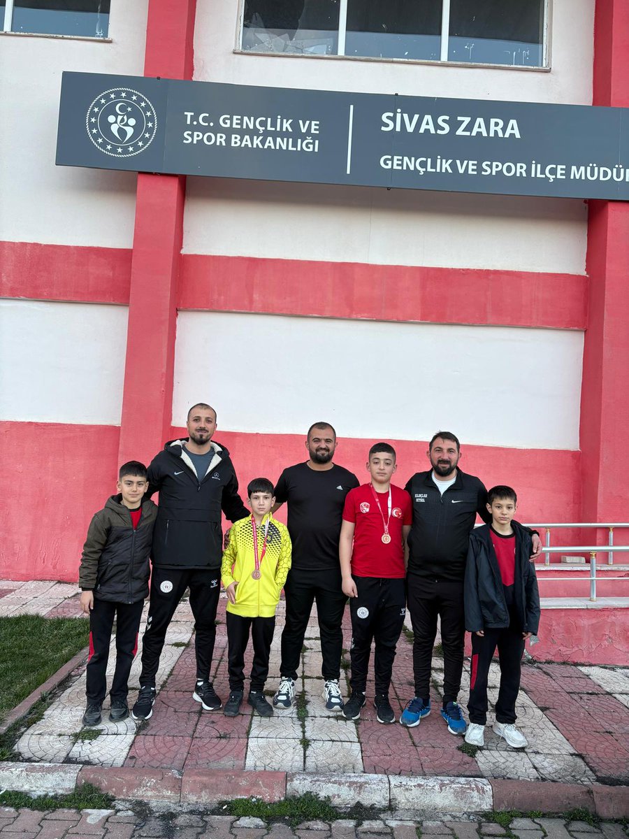 zaramem58's tweet photo. Sivasta yapılan Okullar Arası Minikler Güreş Bölge Şampiyonasında serbest stilde; Zara İsmet Yılmaz İHO öğrencimiz Şamil GÜÇLÜ, 30 kg da  3.🥉 ve Ş.T.H.B.E.Y.B.O öğrencimiz Görkem Barış TEKBAŞ,  57 kg da 3.🥉 olarak Türkiye Şampiyonası’nda İlçemizi temsil etmeye hak kazandı. https://t.co/1xWY3HWm4h
