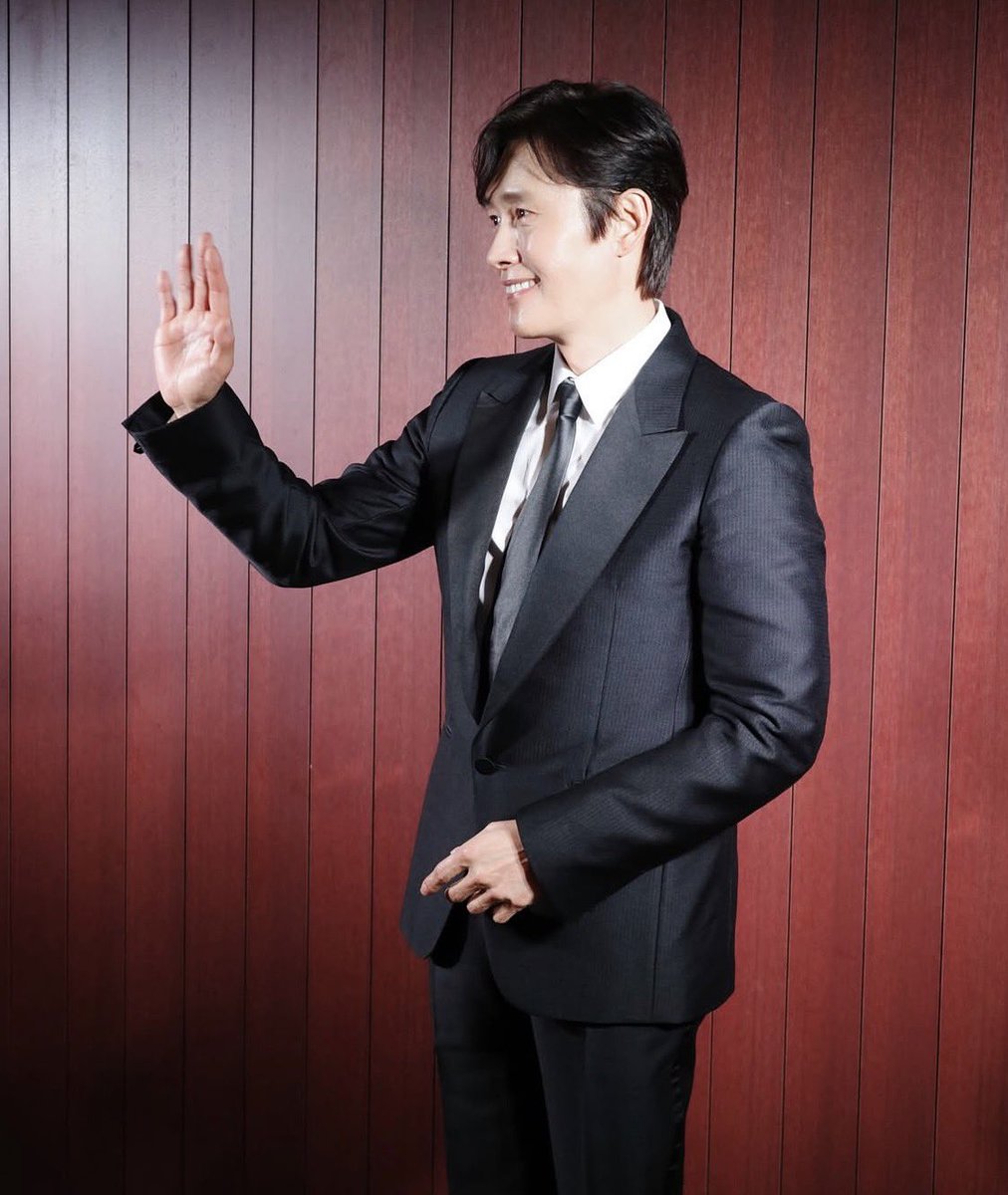 lee byung-hun wears 🤎 tweet media