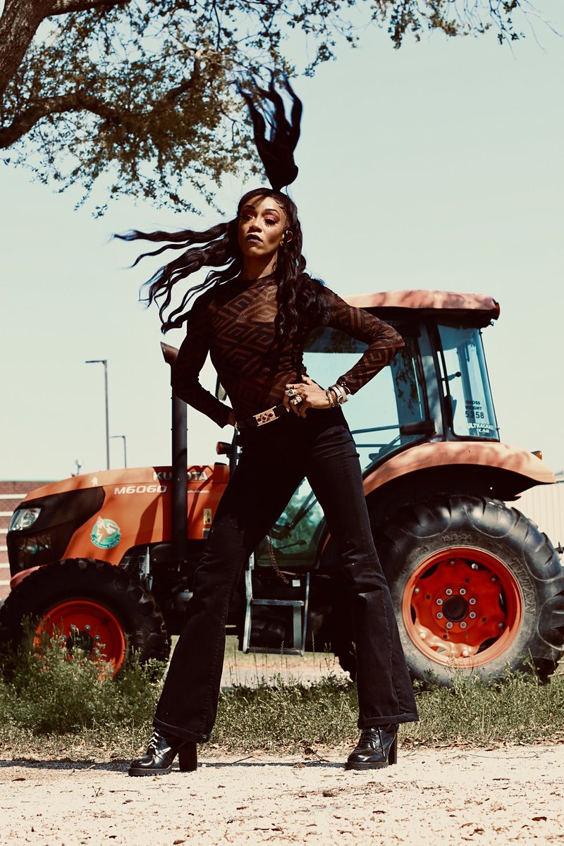 VIX_CROW's tweet photo. Welcome to #DIVALAND, I’m your host #victoria and YOU can’t call me #TORI #KNOCKOUTSONLY ❤️ #diy #selfie #nola https://t.co/229JJwSTUE