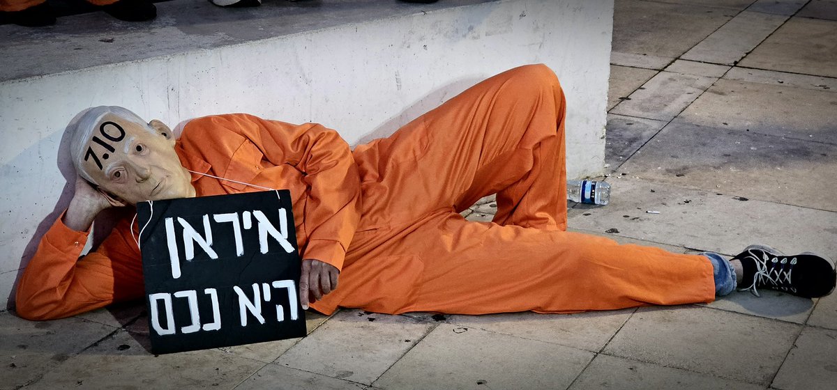 מחאת הסרבלים הכתומים tweet media