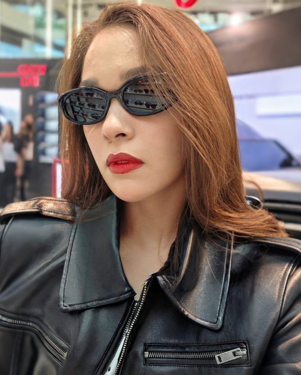 ViCarreiro96's tweet photo. Eu tô muito ARIRANGADA! Não tem coisa melhor que fazer compras ao som de ARIRANG! Resultado: Um óculos e um coturno novo! 💅💜 

#BTS #outfit #ARIRANG https://t.co/WyaCu4gi6l