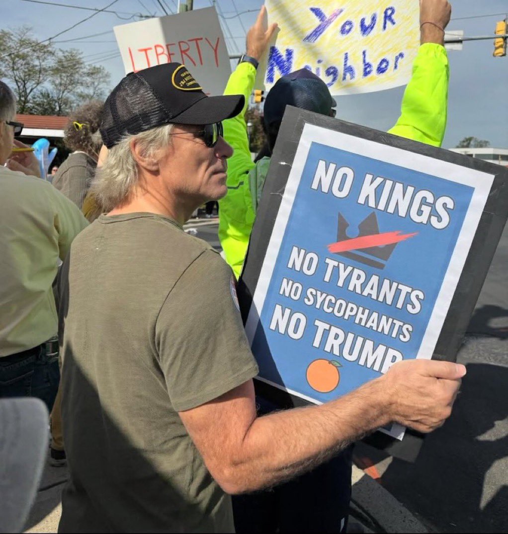 oskland10's tweet photo. 🚨🇺🇲🔥 | JON BON JOVI: Este mensaje que muestra el famoso cantante Jon Bon Jovi, durante el maravilloso "#NoKings day" en contra de los tiranos, se ajusta bien, para el dictador Nayib #Bukele, acusado de Crímenes de Lesa Humanidad. https://t.co/q6x4gFwfTz