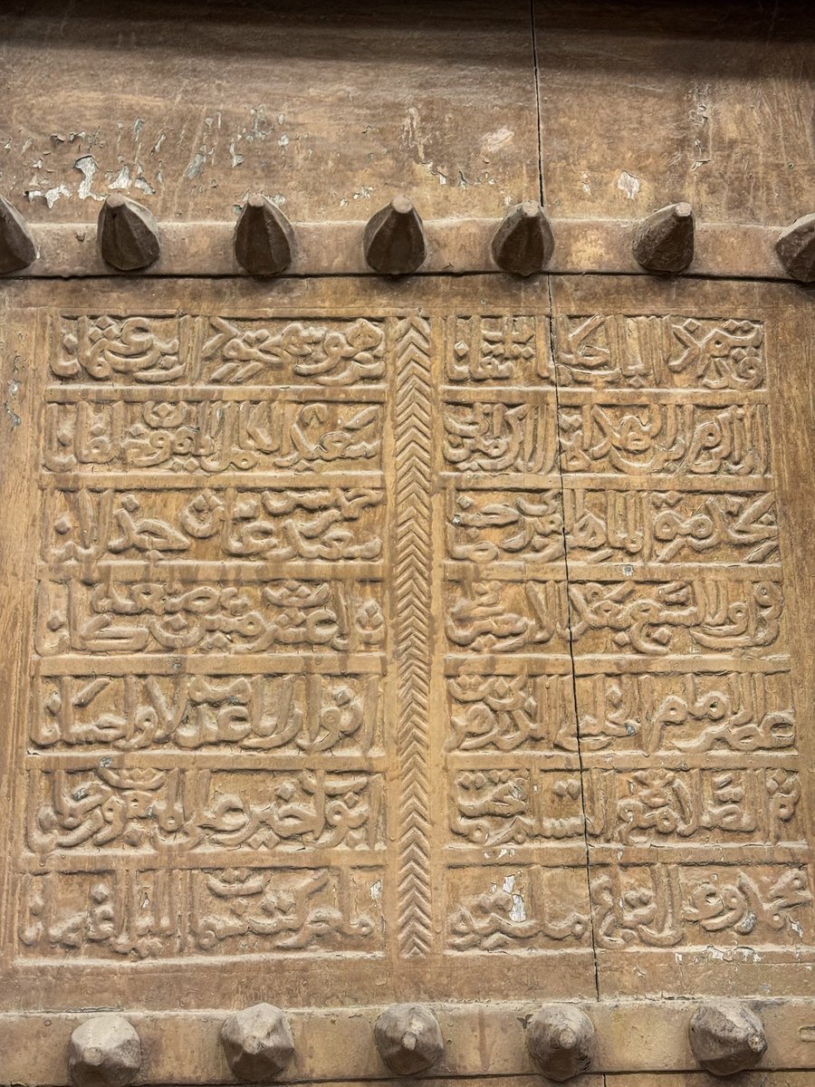 الحروف قديمة، لكن المعاني ما زالت حيّة… اللي يعرف يقرأها، يكتب لنا ويش مكتوب ..