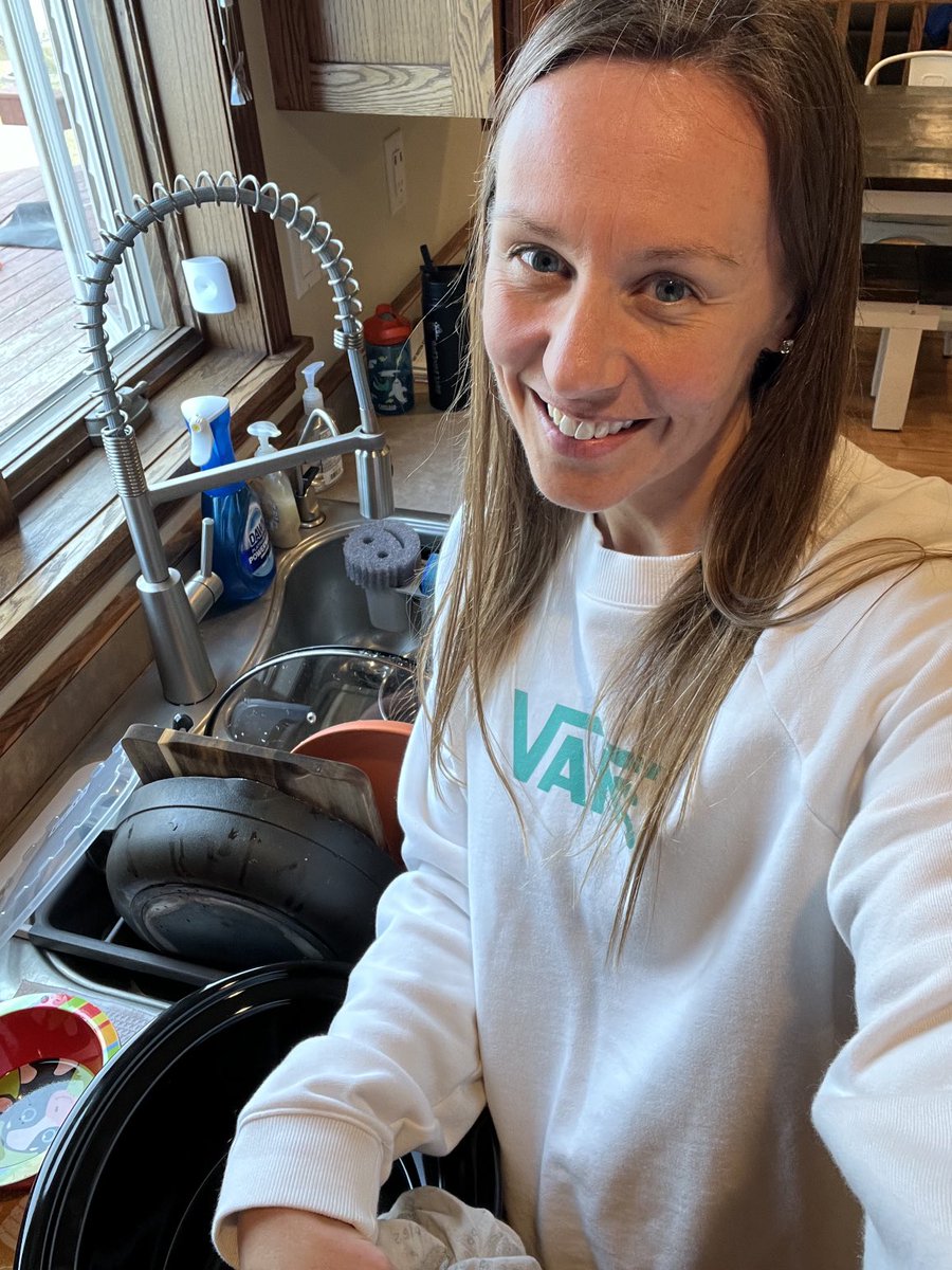 LindsayIRL's tweet image. A less-than-glamorous side of wellness: dishes. My kitchen is always a mess &amp;amp; filled with dishes. 

Upside, my family &amp;amp; I eat real, nutritious food all the time 😋 

#marathontraining #wellness #fitness #nutrition #mealprep #cooking #healthyhabits #healthyeating #maha
