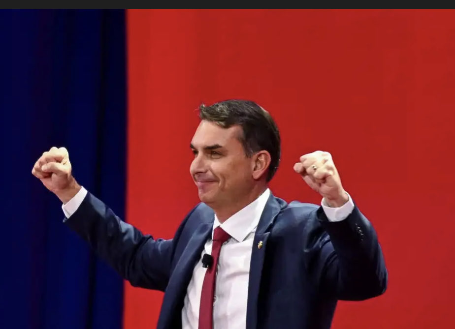 FLÁVIO E EDUARDO BOLSONARO, DOIS PARASITAS DA MAMATA PÚBLICA, FORAM AOS EUA PARA VOMITAR DISCURSOS EXTREMISTAS NO EVENTO MAGA. SEM PROPOSTAS, SÓ ÓDIO, MENTIRAS E POSES DE MACHÕES. RADICALISMO BARATO QUE ENVERGONHA O BRASIL E NÃO CONSTRÓI NADA.
TRAIDORES DA PÁTRIA.