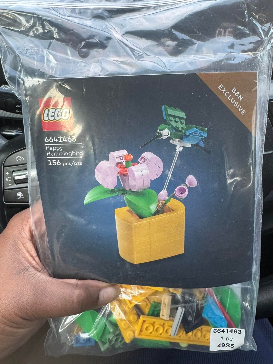 BrianWO1977's tweet photo. I was really excited when I heard about this @LEGO_Group Happy Hummingbird promotion at @BNBuzz, calling two weeks ahead to verify info. Excited, I got my family together today, drove the 45min to the store I had called, only to be told that they had a sign up list, and it had... https://t.co/4O1n4IizVE