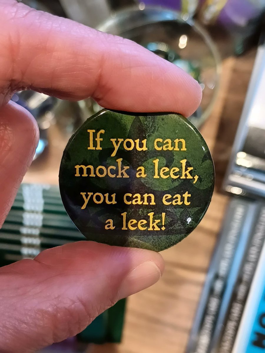 reviewwales's tweet image. “If you can mock a leek, you can eat a leek!” 🎭
Lovely day back in sunny Stratford-upon-Avon for the RSC’s new production of Henry V, where you can now buy the Fluellen quote above on a pin badge - I’ll wear it with pride, just like a leek.
#Shakespeare