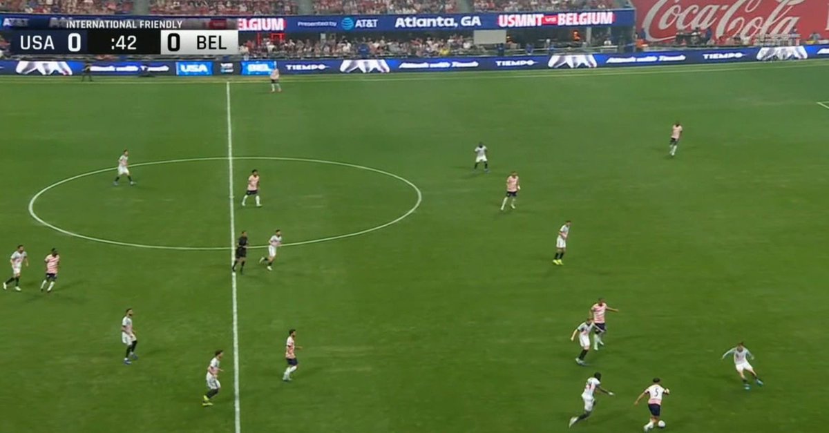 📸 - Both the USA and Belgium are wearing white kits, which is causing some confusion.