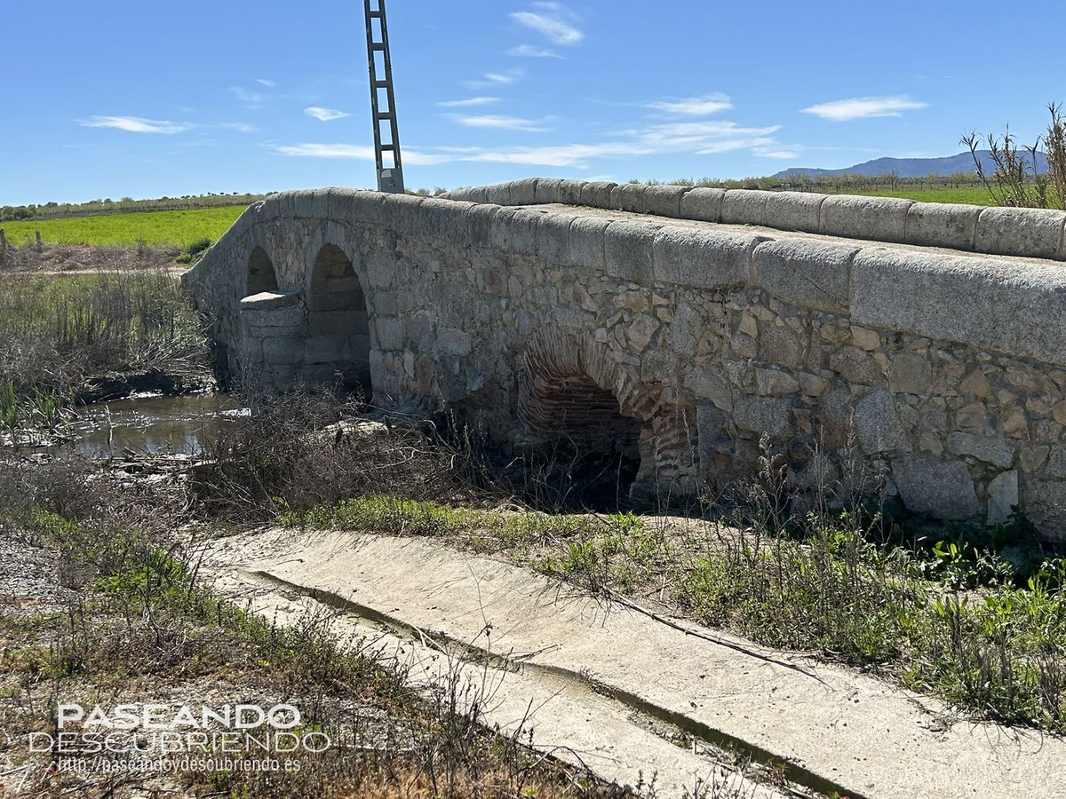 paseandoydescu's tweet photo. PUENTE MEDIEVAL "AJOFRIN" - PULGAR
Puente Medieval de Ajofrin en Pulgar, se le denomina con este nombre por estar ubicado en el camino Pulgar – Ajofrin. Este puente puede datar del siglo XIV, construido sobre retos de un anterior romano. Su longitud es de 30 mts y 4 mts de largo. https://t.co/X8sLcCghuw