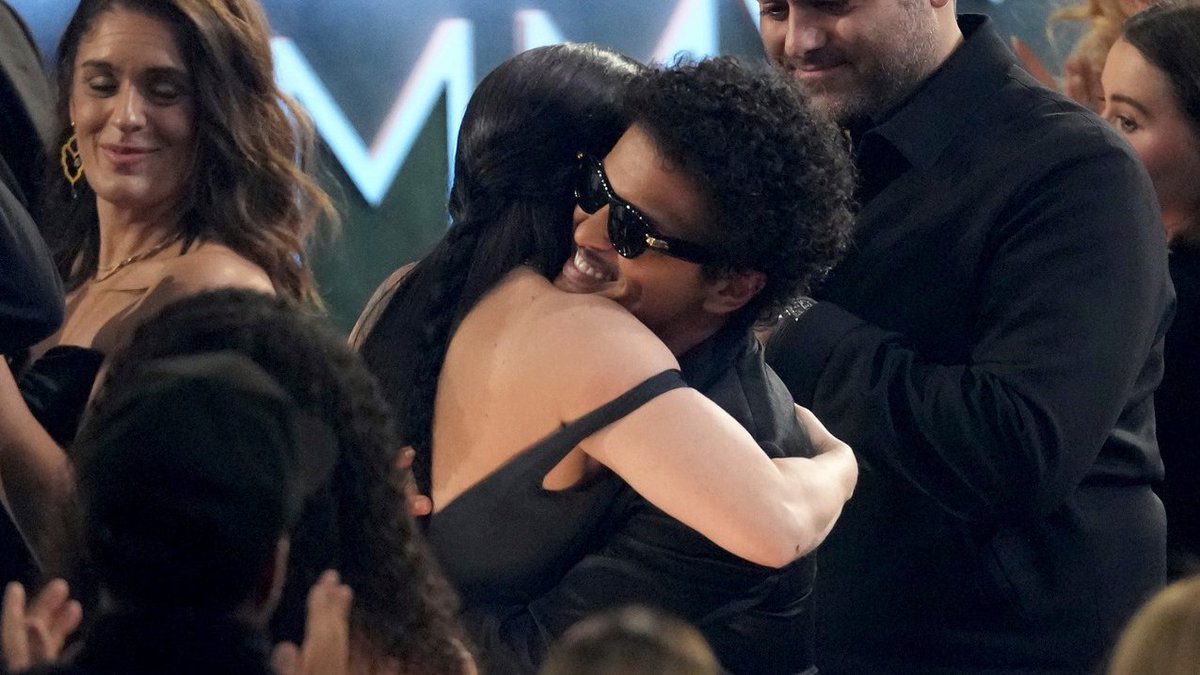 STREAM DIE WITH A SMILE tweet media