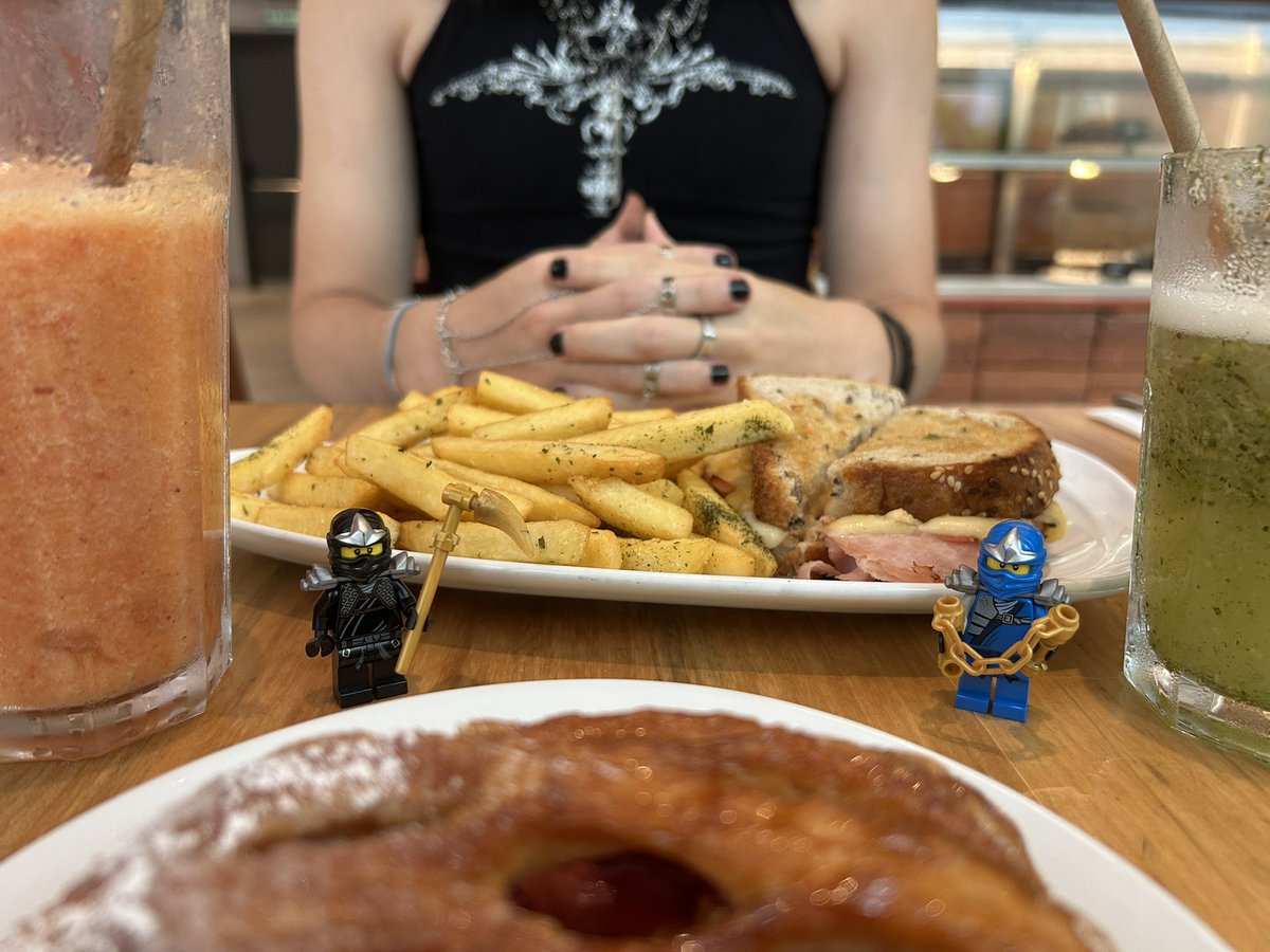 realninjagoyaoi's tweet image. was treated to a scrumptious meal by oomfie but i looked away and my fat gay lego ate it all when i let my guard down #smh 🤦 cant bring him anywhere