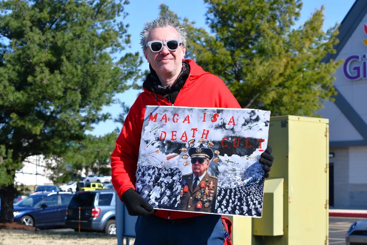 SusanInDelaware's tweet image. Rehoboth Beach, Delaware 

#NoKingsProtest 

1/2