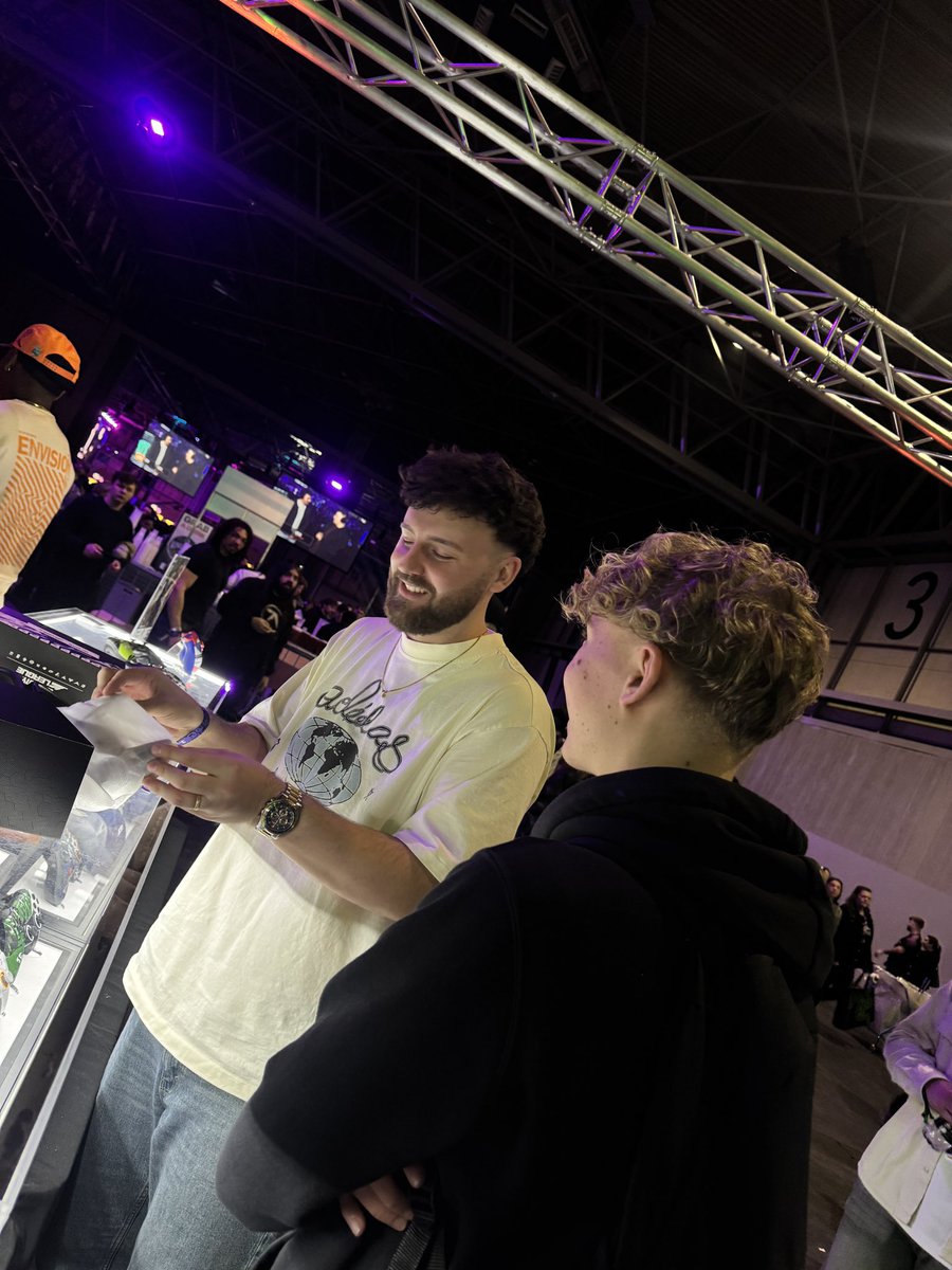 RoyalJKR tweet media