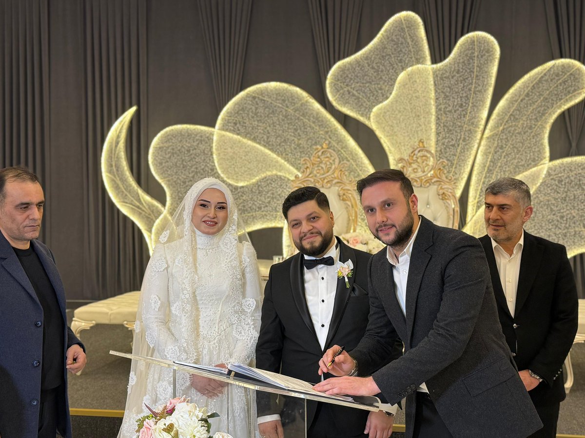 eminkaankaya's tweet photo. Teşkilatımızın kıymetli emektarlarından Hüsamettin Özpolat’ın evladı, Yusuf kardeşimizin düğün merasimine; Başakşehir İlçe Başkanımız Fethi Ahmet Balin, Cumhurbaşkanımızın sunucusu Metin Kaptanoğlu, Küçükçekmece İlim Yayma Cemiyeti Başkanı Murat Gülep, Gençlik Kolları Başkanımız Ozan Bekir Yıldız ve İlçe Yönetim Kurulu üyelerimizle birlikte katılım sağladık.

Genç çiftimizi tebrik ediyor, kendilerine bir ömür boyu sağlık, huzur ve mutluluk diliyoruz. 

Rabbim birliklerini daim, muhabbetlerini kaim eylesin. Hayırlı, bereketli bir yuva kurmalarını temenni ediyoruz.