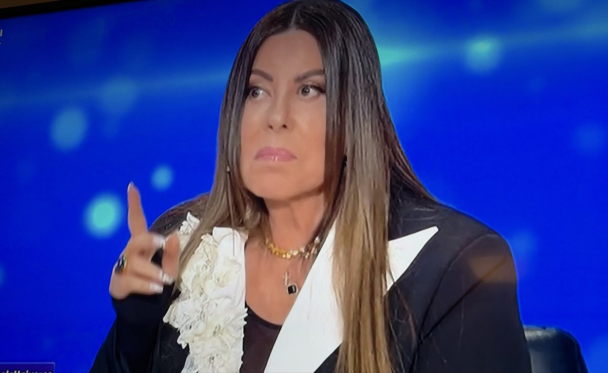 Manolinos_'s tweet photo. Για κάποιο λόγο δεν  ακούει .. Έπειτα  πετάει ανοησίες 
Ας την προσέξει κάποιος στο break, να την ενημερώσει , κρίμα είναι  #j2us https://t.co/2nbth7o6Zi