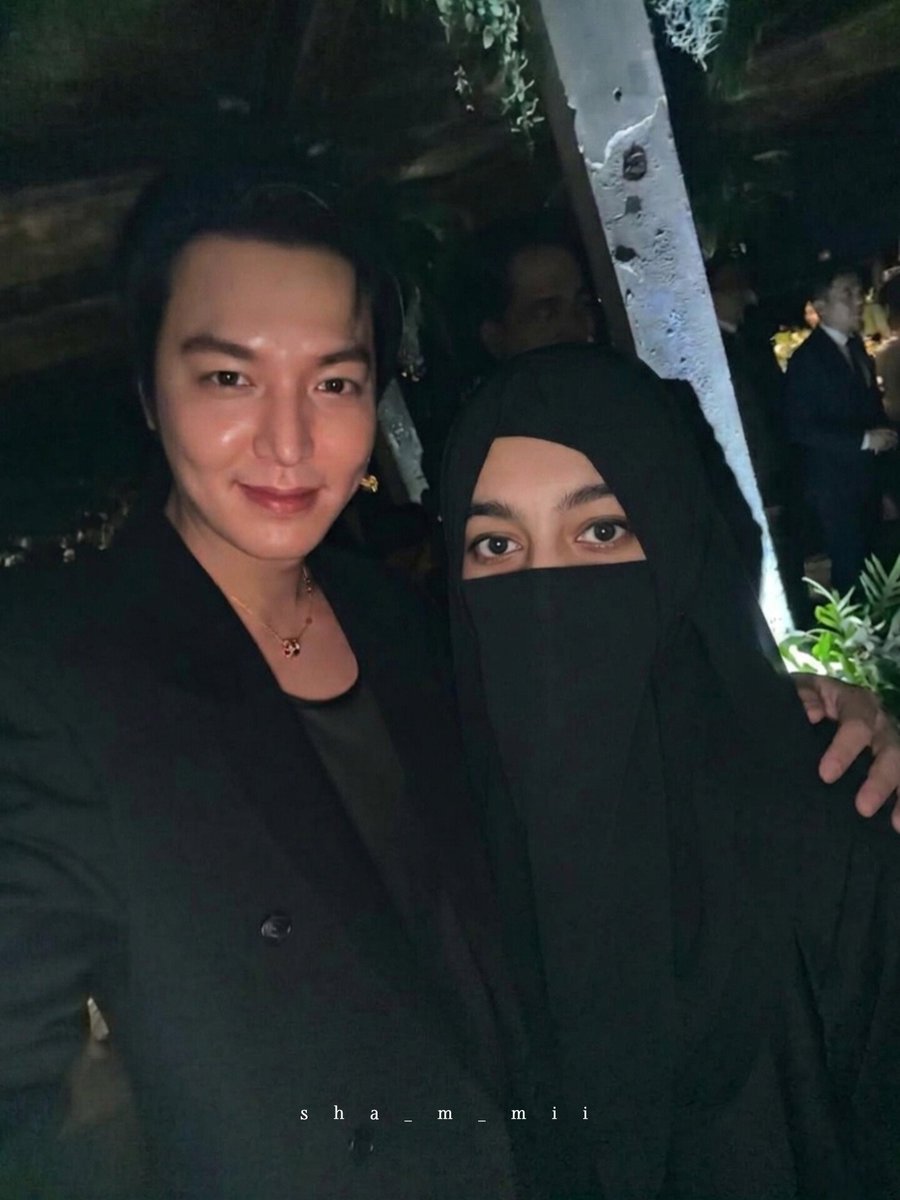 If I could hold the moon, I would definitely hold <a href="/ActorLeeMinHo/">Lee Min Ho</a> 💗

N.B : The last one is not real...