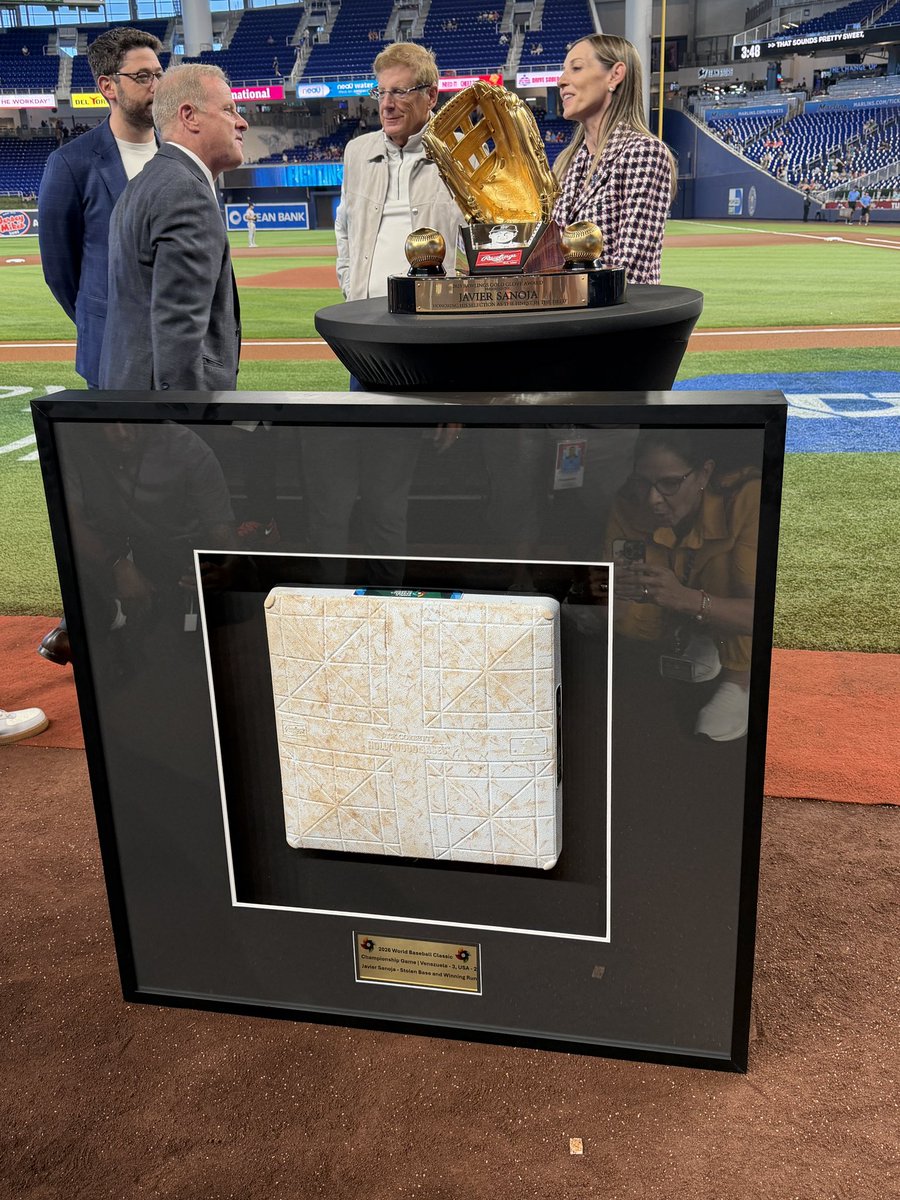 Christina De Nicola tweet media