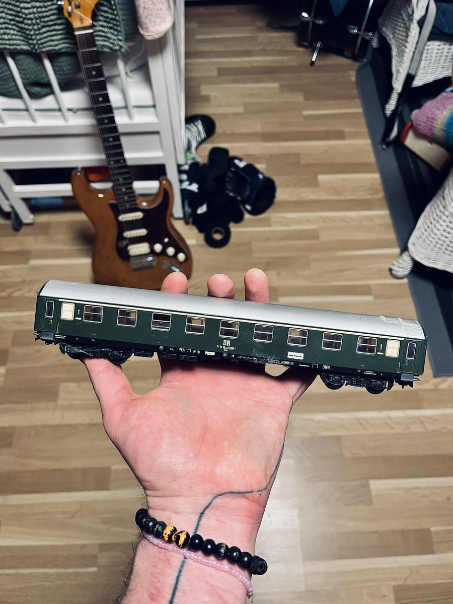 Muž ve stínu tweet media