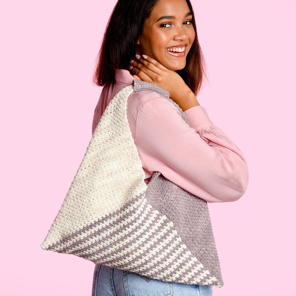 OombawkaDesign's tweet image. Caron Crochet Triangle Tote Bag | Yarnspirations
PIN it for later: bit.ly/3y7Adue
Free Pattern Link: bit.ly/3ybcARo
#yarnspirations