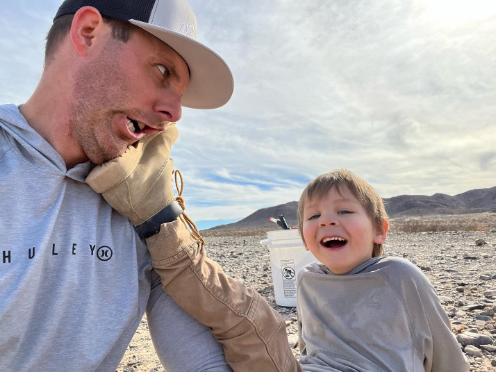 chrisundergold's tweet image. Don't kick yourself! Unlock a treasure trove of memories with your kids by seizing opportunities to explore the great outdoors! 📷
#goldmining #mining #digging #fatherson #family #29palms #cali #california #highdesert #diggingforgold