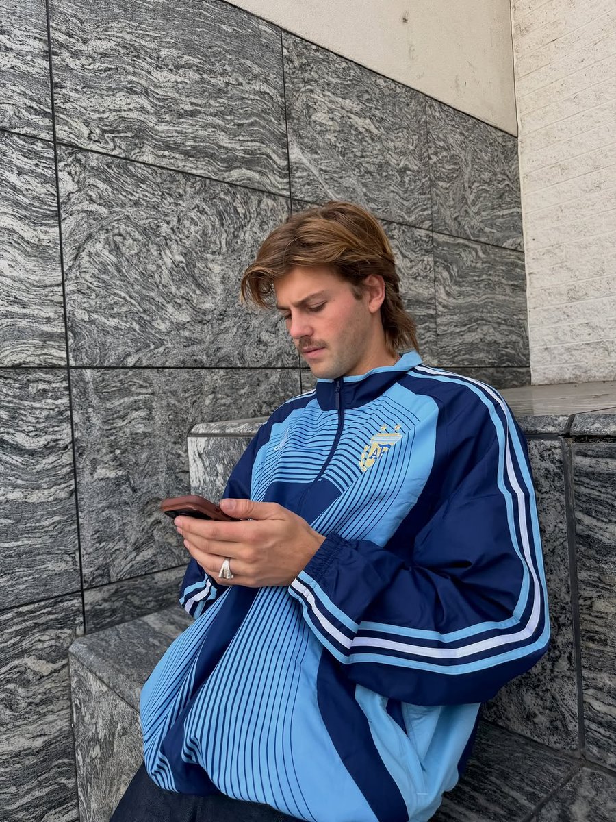 lira is KICKING & SCREAMING tweet media