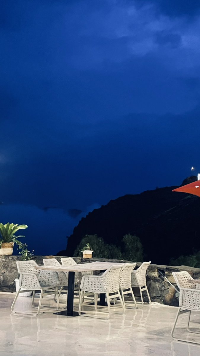 Invisible tweet media